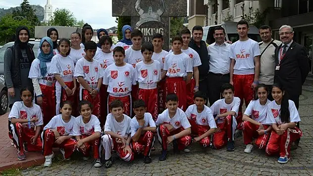 Derbentli kick boksçular Antalya'da madalyaları topladı