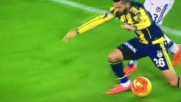 Derbide Beşiktaşlıları isyan ettiren pozisyon