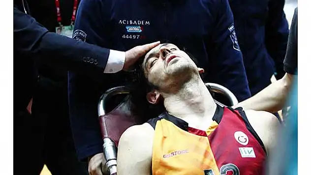Derbide iki oyuncu hastanelik oldu