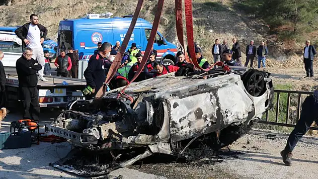 Dere yatağına düşen otomobil alev aldı: 1 ölü
