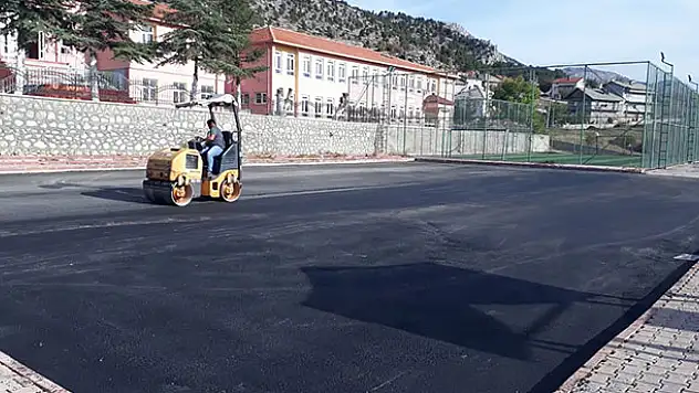 Derebucak Belediyesi okul bahçelerini asfaltla kaplıyor