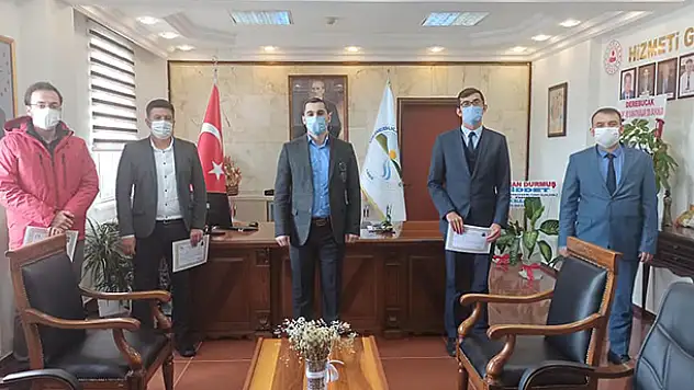 Derebucak'ta bazı öğretmenlere başarı belgesi verildi