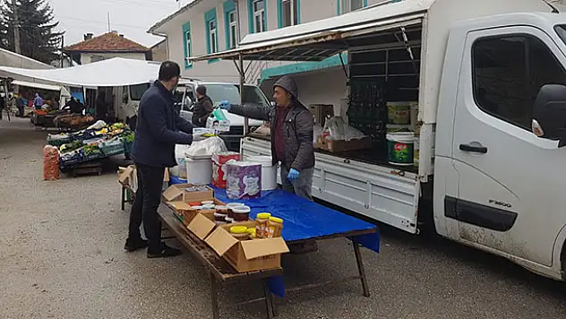 Derebucak'ta belediyeden pazarcı esnafı ve vatandaşlara ücretsiz koruyucu maske desteği