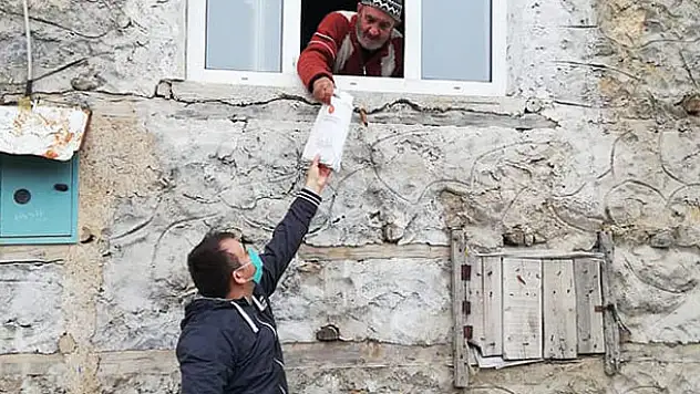 Derebucak'ta kolonya ve maske dağıtımı tamamlandı