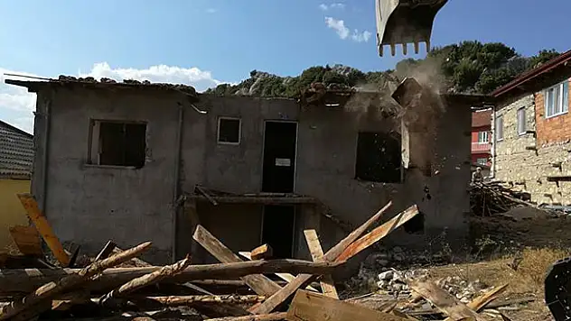 Derebucak'ta metruk binalar yıkılıyor