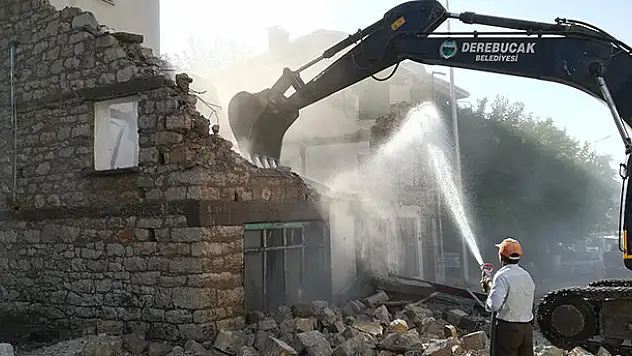 Derebucak'ta metruk binalar yıkılıyor