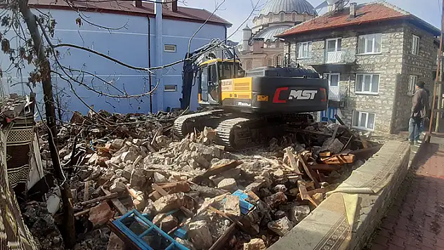 Derebucak'ta metruk binalar yıkılıyor
