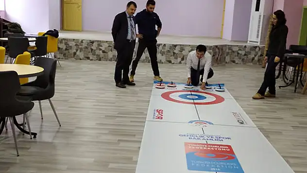 Derebucak'ta öğrenciler 'floor curling' sporu ile tanıştı