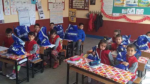 Derebucak'ta öğrencilere kıyafet yardımında bulunuldu