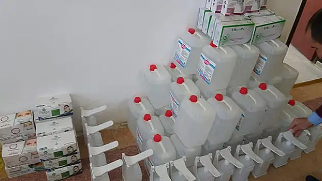 Derebucak'ta okullara dezenfektan, çocuk maskesi ve hijyen malzemeleri dağıtıldı