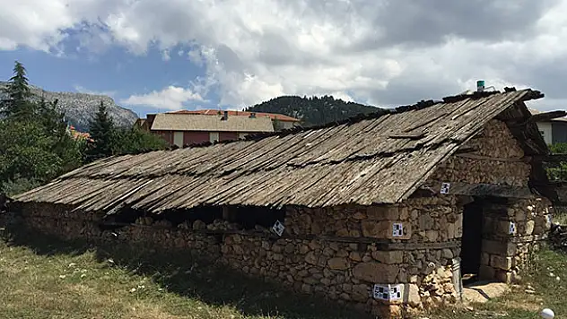 Derebucak'ta tarihi han restore ediliyor