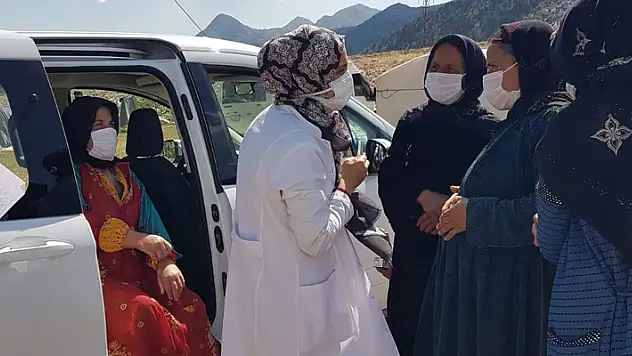 Derebucak'ta tarım işçilerine Kovid-19 aşısı yapıldı
