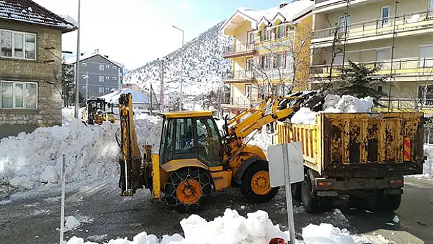 Derebucak'ta yol kenarlarında biriken kar yığınları temizleniyor