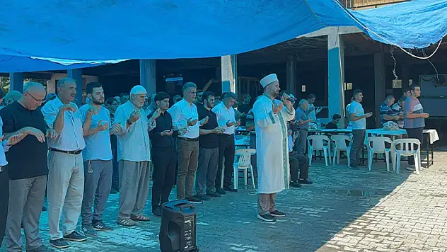 Derebucak'ta eller yağmur için semaya kaldırıldı
