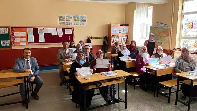 Derebucak'ta okuma yazmayı öğrenen kadın kursiyerler belgelerine kavuştu
