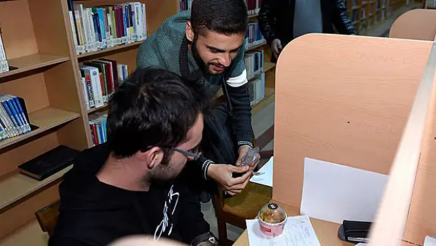 Ders çalışan öğrencilere 'anne eli değmiş gibi' ikram