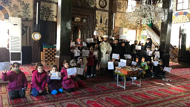 Deştiğin'de öğrenciler karne alıp camiye koştu