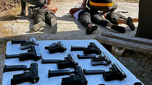 Deterjan paketindeki 13 tabancayla yakalandı 'Merakım var, biriktiriyorum' dedi
