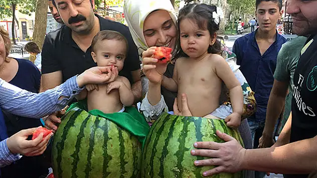 Dev Karpuzları Oydular, İçine Bebek Koydular