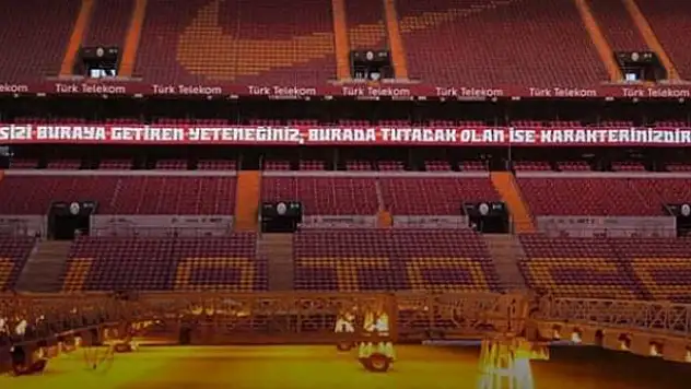 Dev maçta Arda Turan'ı yıkan pankart!