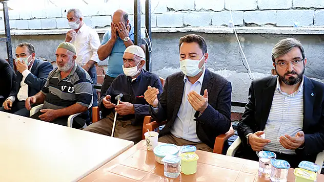 Deva Partisi Genel Başkanı Babacan, Konya'da öldürülen 7 kişinin yakınlarına taziye ziyaretinde bulundu
