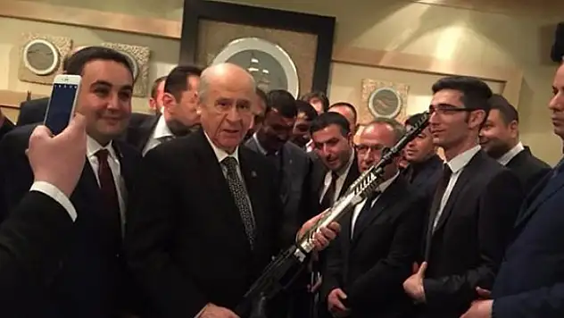 Devlet Bahçeli pompalı tüfekle poz verdi
