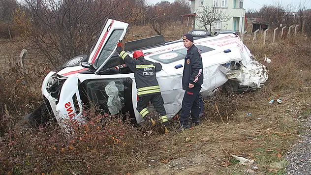 Devrilen ambulanstakilere yardım etmek isterken kaza yaptılar: 6 yaralı