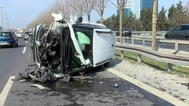Devrilen araçtan burnu bile kanamadan çıktı