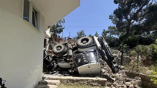Devrilen iş makinesinin altında kalan çocuk hayatını kaybetti
