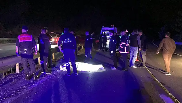 Devrilen motosikletin sürüklenip bariyerlere çarpan sürücüsü öldü
