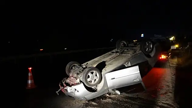 Devrilen otomobilden burnu bile kanamadan çıktı
