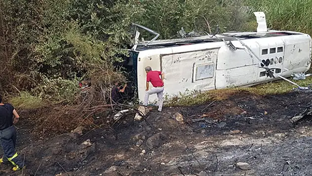 Devrilen servis otobüsü alev aldı, çok sayıda yaralı var