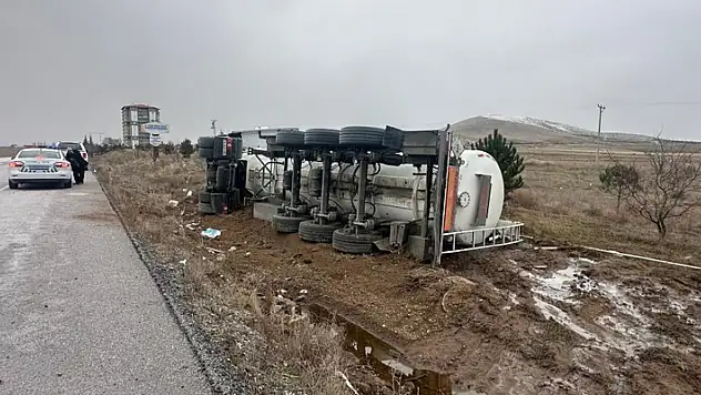 Devrilen tankerde 28 ton yağ ziyan oldu
