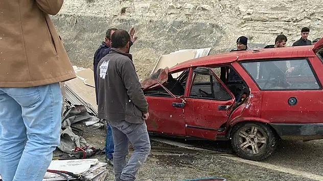 Devrilen tırdaki malzemeler otomobilin üzerine düştü: 1 ölü, 4 ağır yaralı
