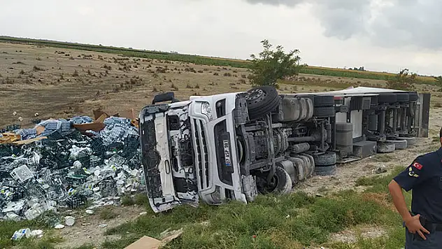 Devrilen tırın sürücüsü yaralandı