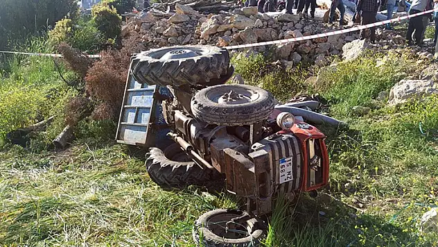 Devrilen traktörün altında kalan 11 yaşındaki çocuk öldü, 4 kişi yaralandı