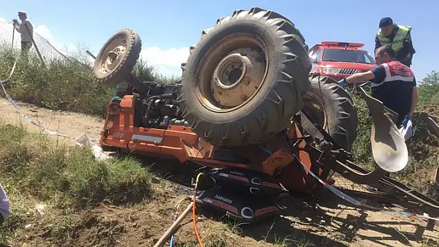 Devrilen traktörün altında kalan kişi hayatını kaybetti
