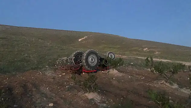 Devrilen traktörün altında kalan sürücü hayatını kaybetti
