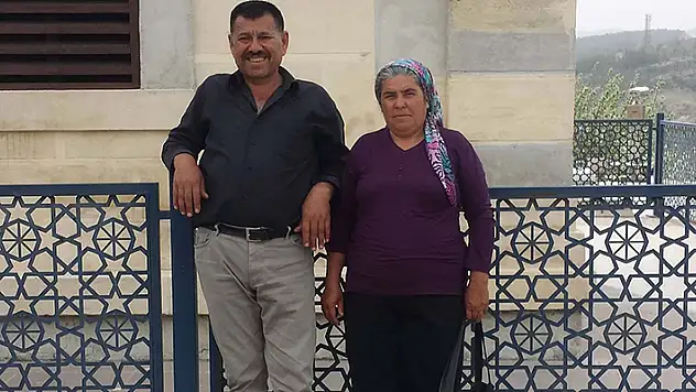 Devrilen traktörün sürücüsü ve eşi öldü

