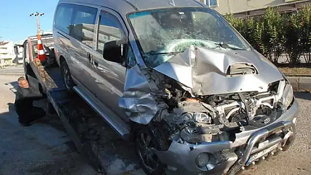 Didim'de trafik kazası: 1'i ağır 2 yaralı