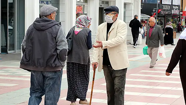 Dilenci kılığına giren zabıta yarım saatte 32 lira para topladı