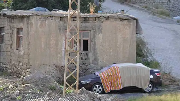 Dilencilerin lüks aracı objektiflere yakalandı