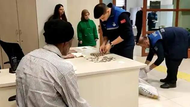 Dilencinin yarım günlük mesaisi şoke etti! Üzerinden çıkan paraya bakın
