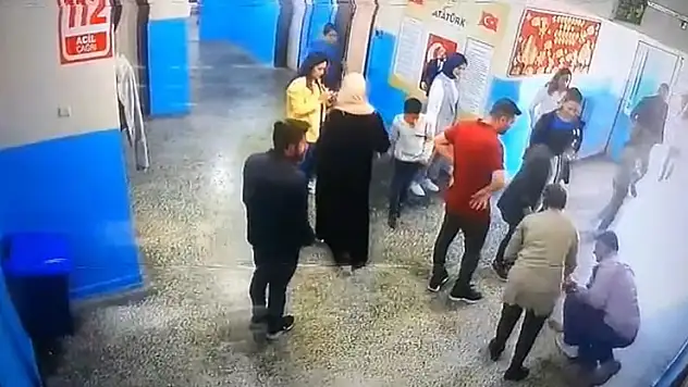 Dili boğazına kaçan öğrenciyi müdür yardımcısı kurtardı: O anlar kamerada