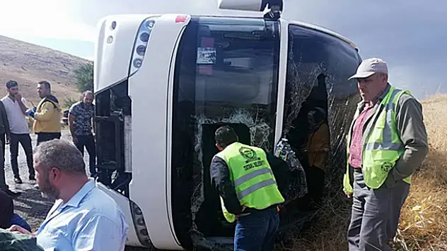 Dinar'da tur otobüsü devrildi: 1 ölü, 4'ü ağır 29 yaralı