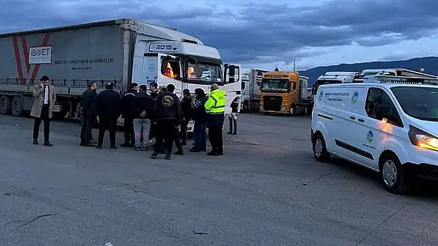 Dinlenme tesisinde park halindeki tırın içinde erkek cesedi bulundu
