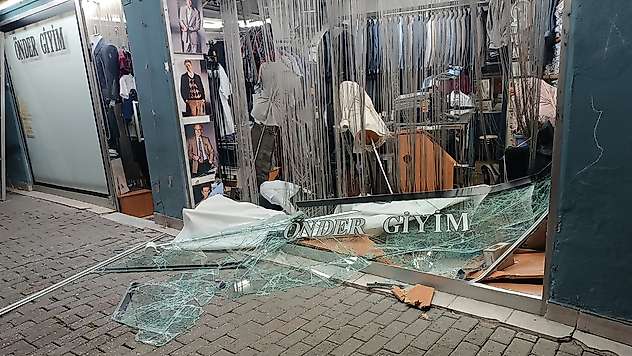 Direksiyon hakimiyetini kaybedip dükkana girdi, ardından firar etti