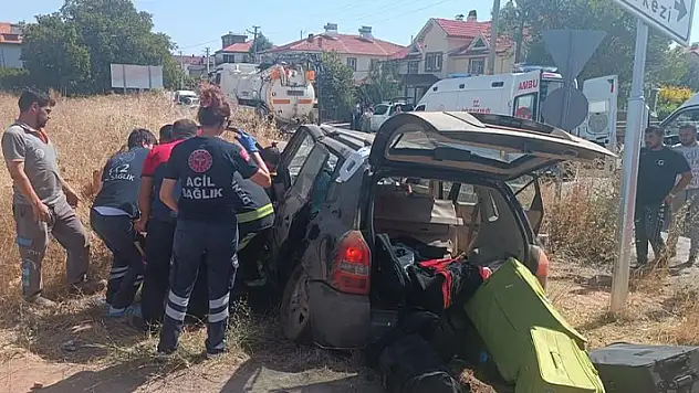 Direksiyon hakimiyetini kaybeden araç yoldan çıktı 4 yaralı
