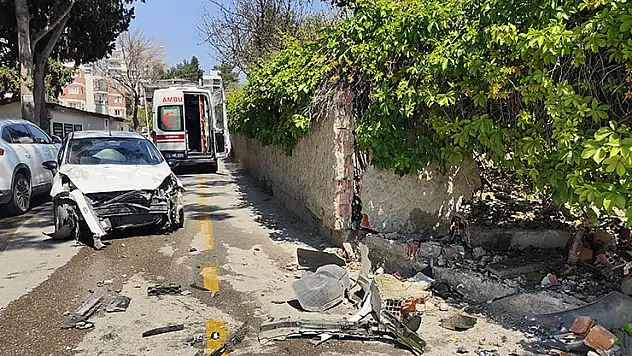 Direksiyon hakimiyetini kaybeden sürücü bahçe duvarına çarptı