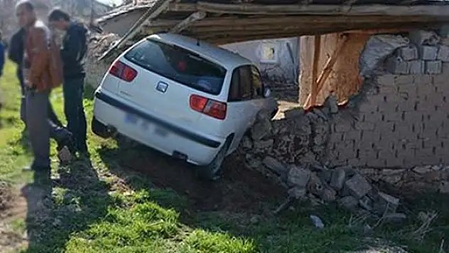 Direksiyon hakimiyetini kaybeden sürücü bahçeye girdi